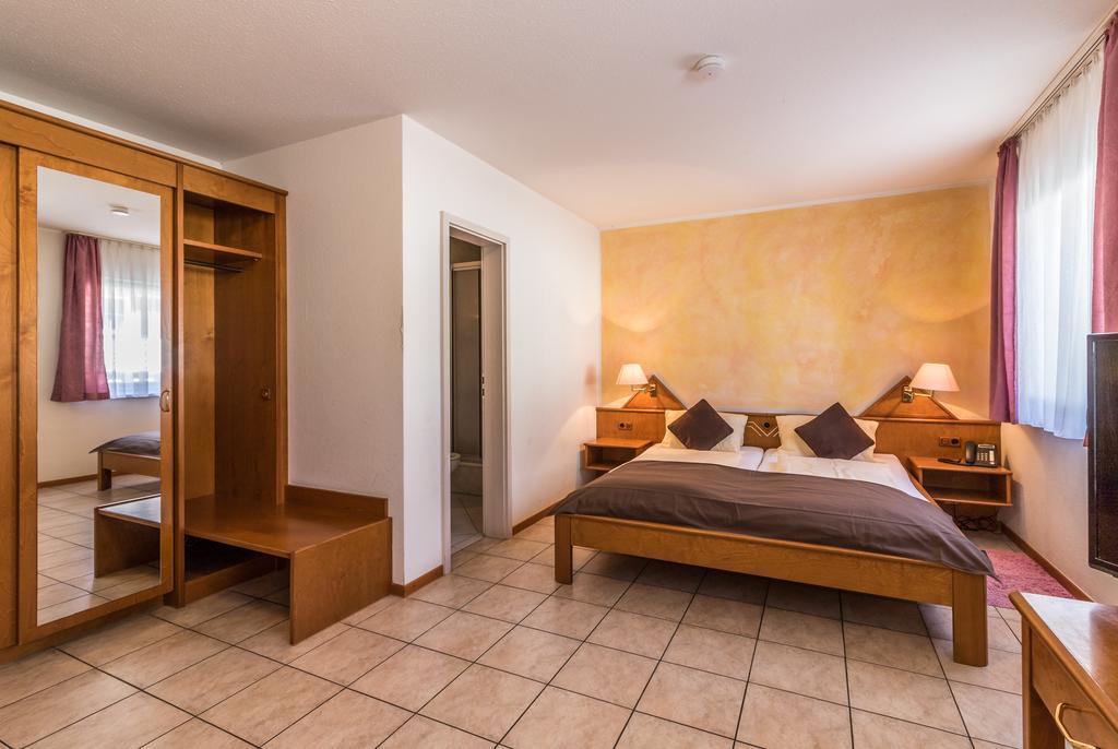 Oberrimsingen Hotel Loewen Garni חדר תמונה